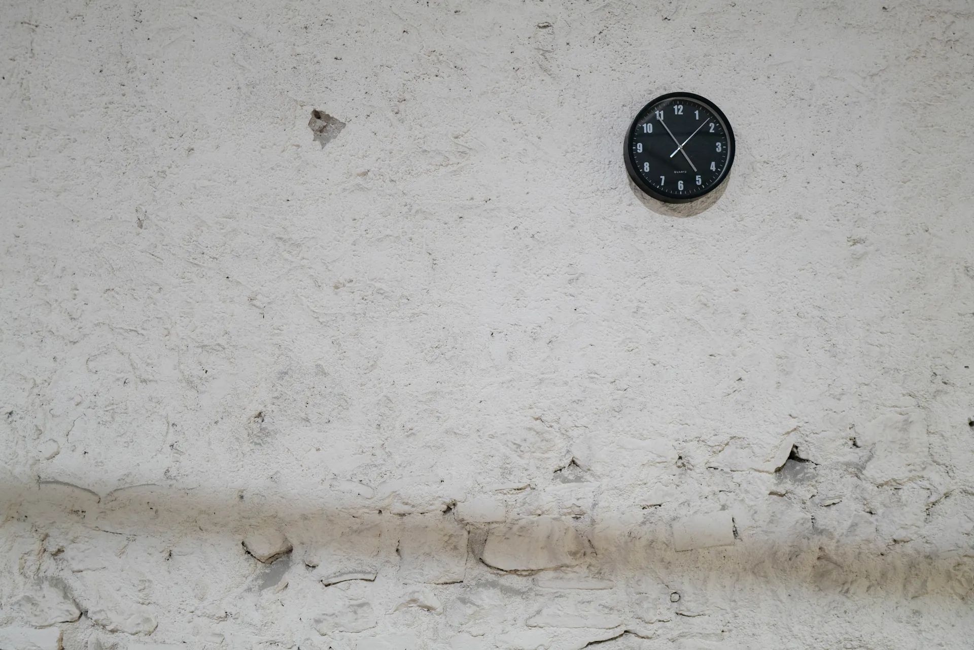 Vase en faïence au décor floral dessiné à la main, clair-obscur nocturne