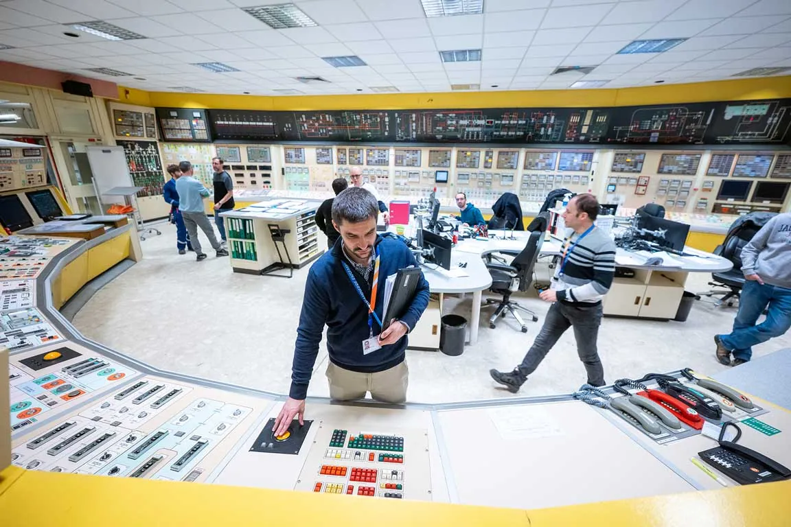Vue panoramique au grand angle de la salle de commande d'une centrale nucléaire EDF pendant un exercice