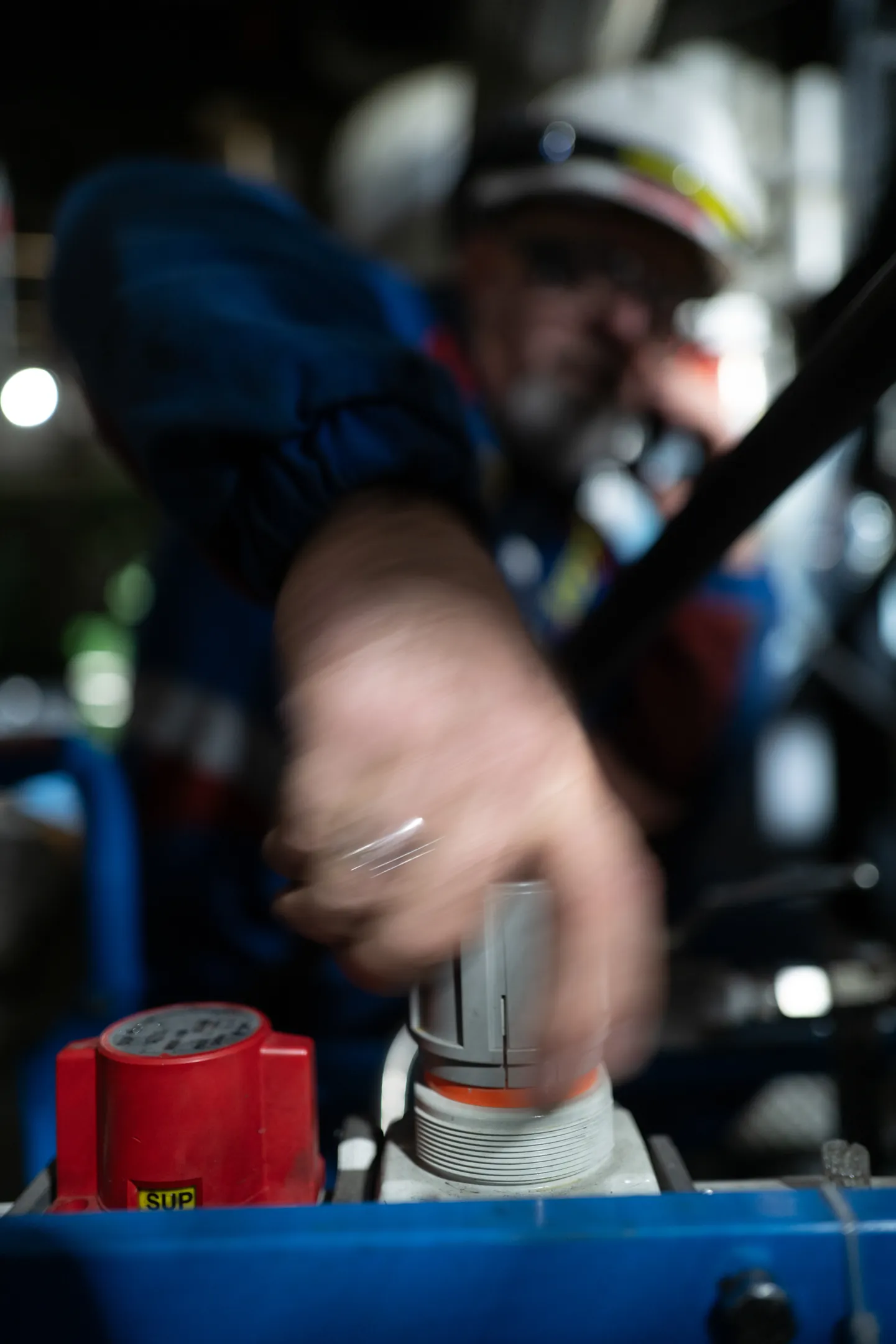 Deux opérateurs analysant un synoptique devant le tableau de commande d'une centrale nucléaire EDF