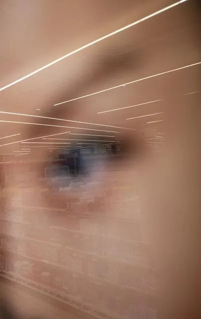 Flou artistique, visage tr&egrave;s proche de l'objectif, n&eacute;ons du magasin en arri&egrave;re-plan