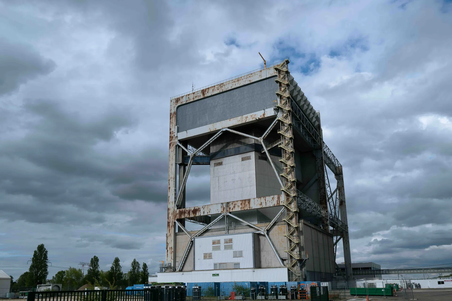 Portes d'ascenseur industriel rouill&eacute;es avec bandes de danger jaune et noir