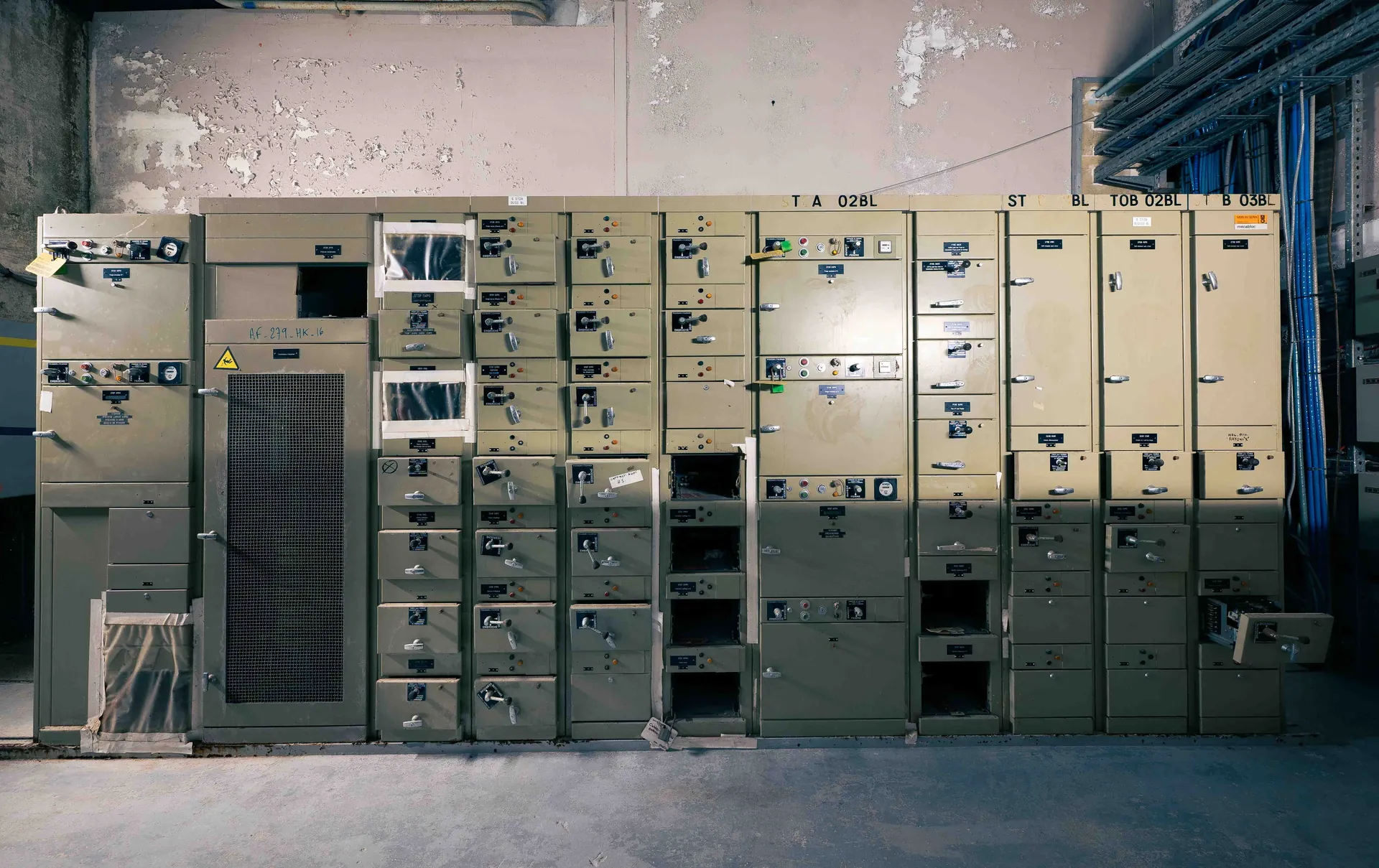 Peinture &eacute;caill&eacute;e jaune sur mur bleu, textures superpos&eacute;es