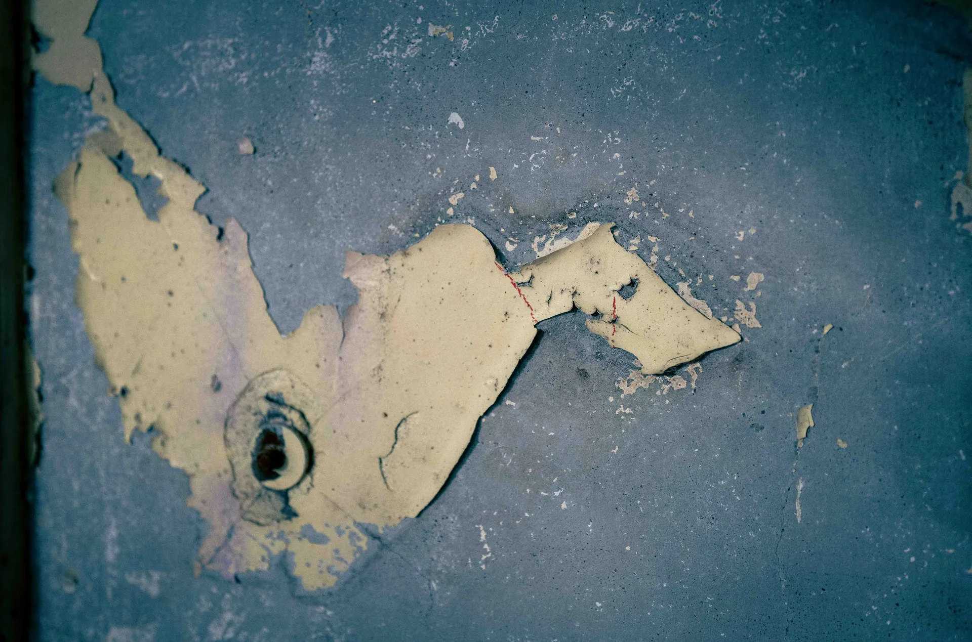 Paroi bleue industrielle avec brides rouill&eacute;es et c&acirc;bles d&eacute;branch&eacute;s