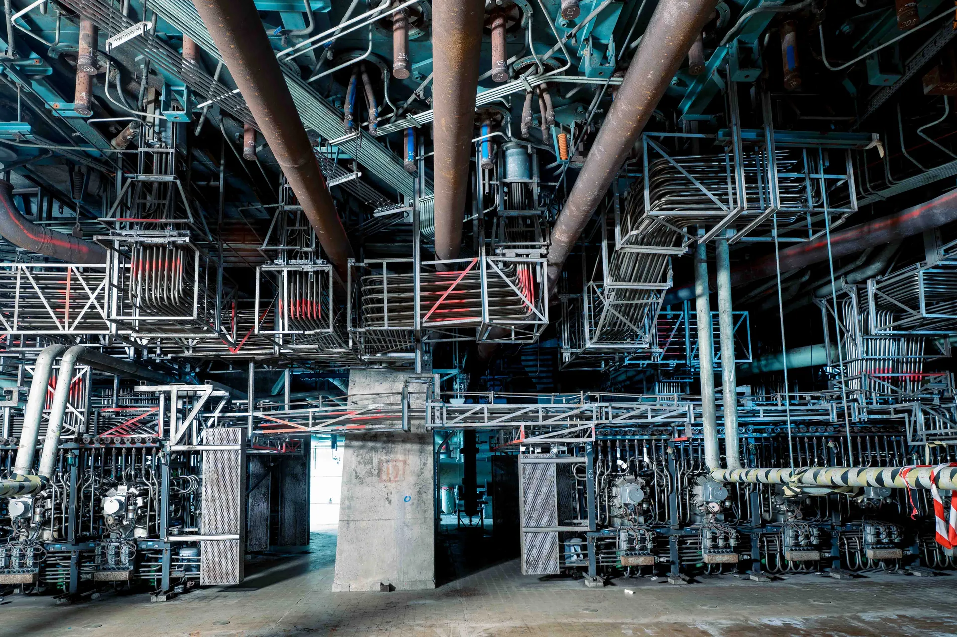 B&acirc;timent r&eacute;acteur nucl&eacute;aire en d&eacute;mant&egrave;lement, structure m&eacute;tallique massive sous ciel couvert