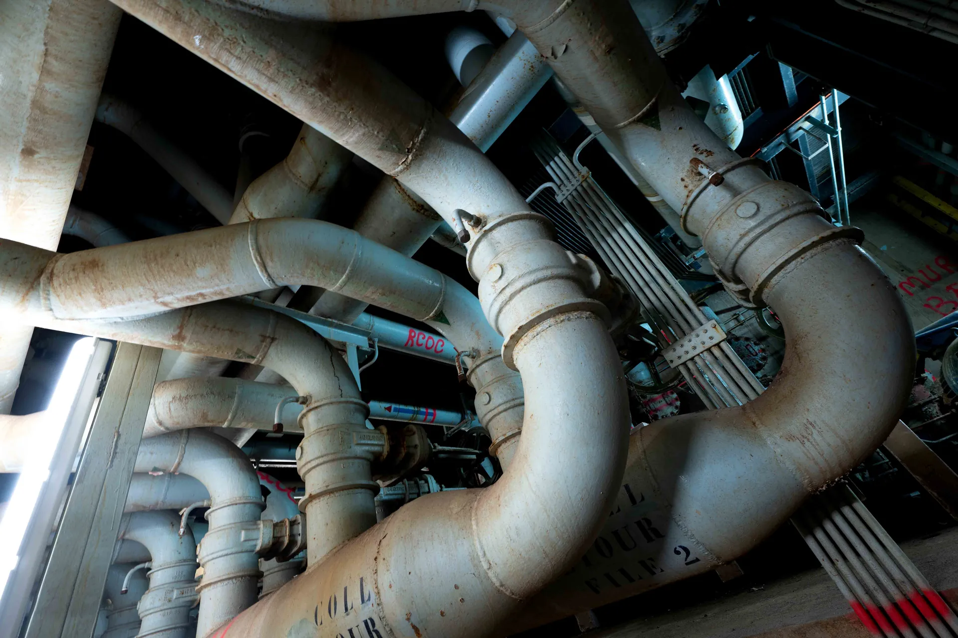 R&eacute;seau dense de tuyauterie et passerelles &agrave; l'int&eacute;rieur de la centrale