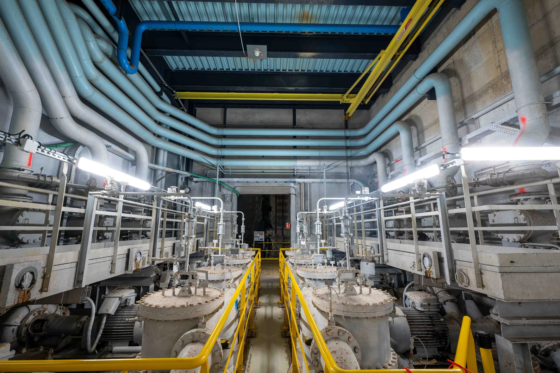 D&eacute;tail macro de tuyaux m&eacute;talliques entrelac&eacute;s dans la p&eacute;nombre