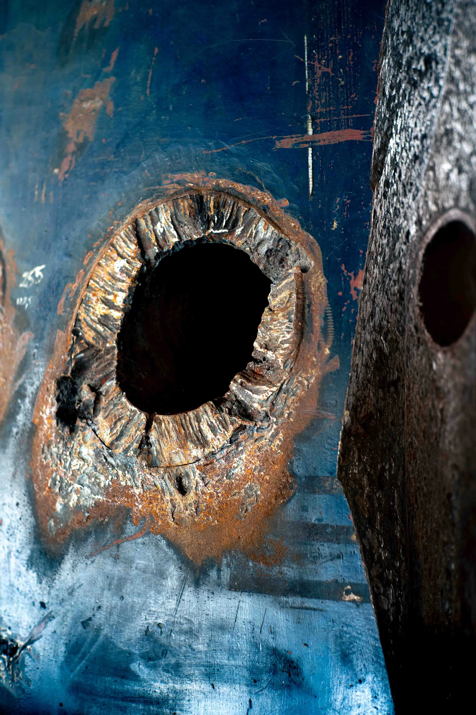 Bo&icirc;tier d'interrupteurs triple sur mur &agrave; peinture craquel&eacute;e