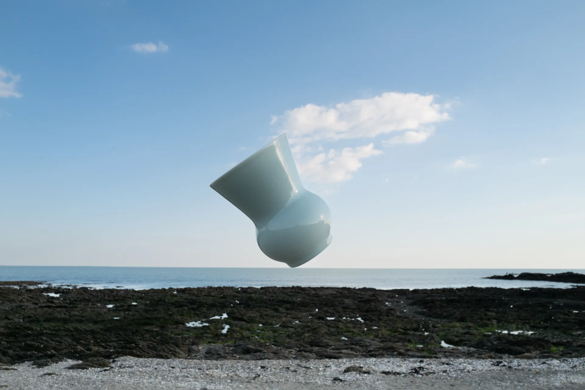 Jongleur sous chapiteau de cirque jonglant avec des assiettes en faïence de Gien
