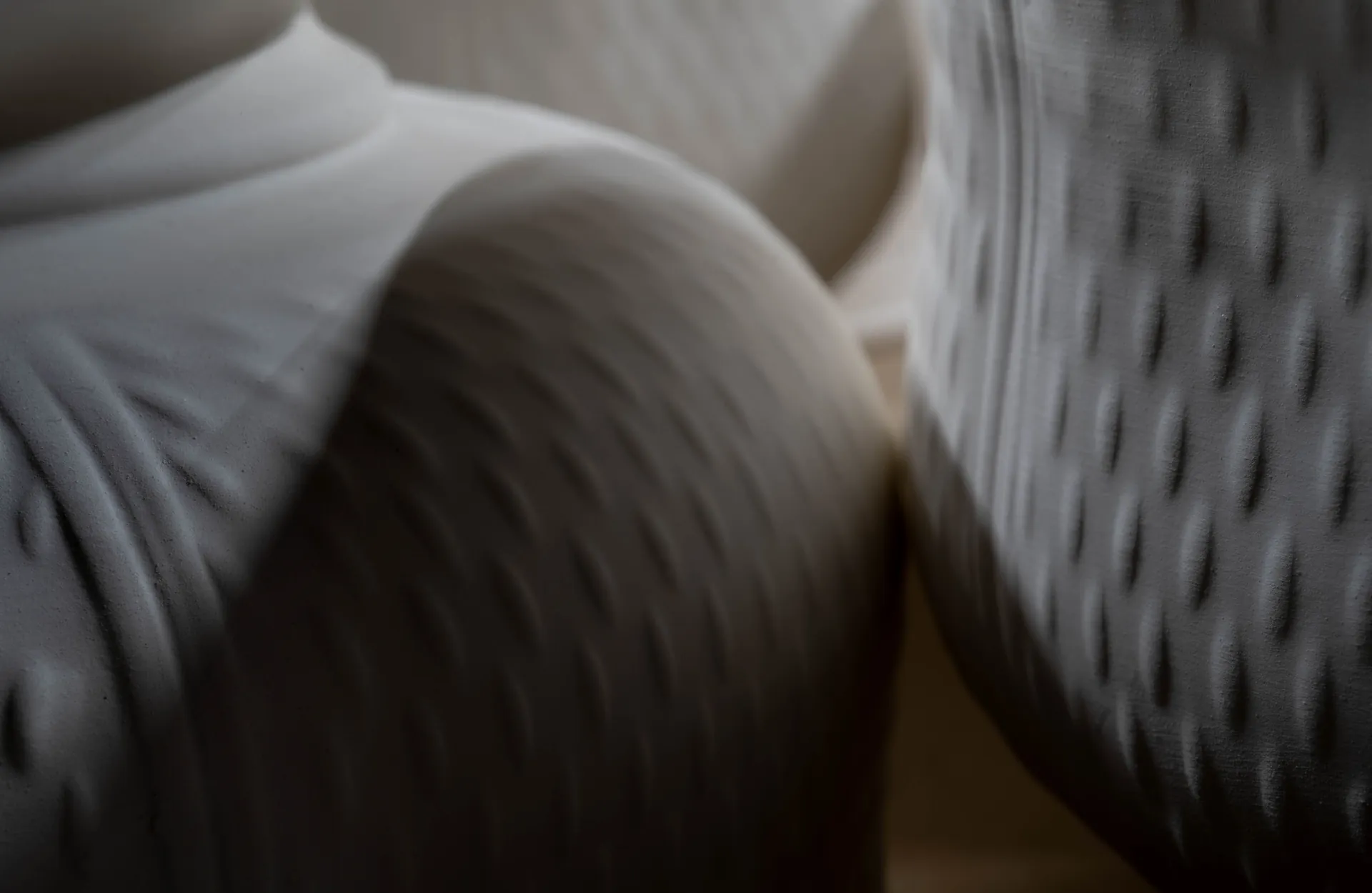 Papier de transfert froissé avec motifs floraux dessinés à la main, ombres portées