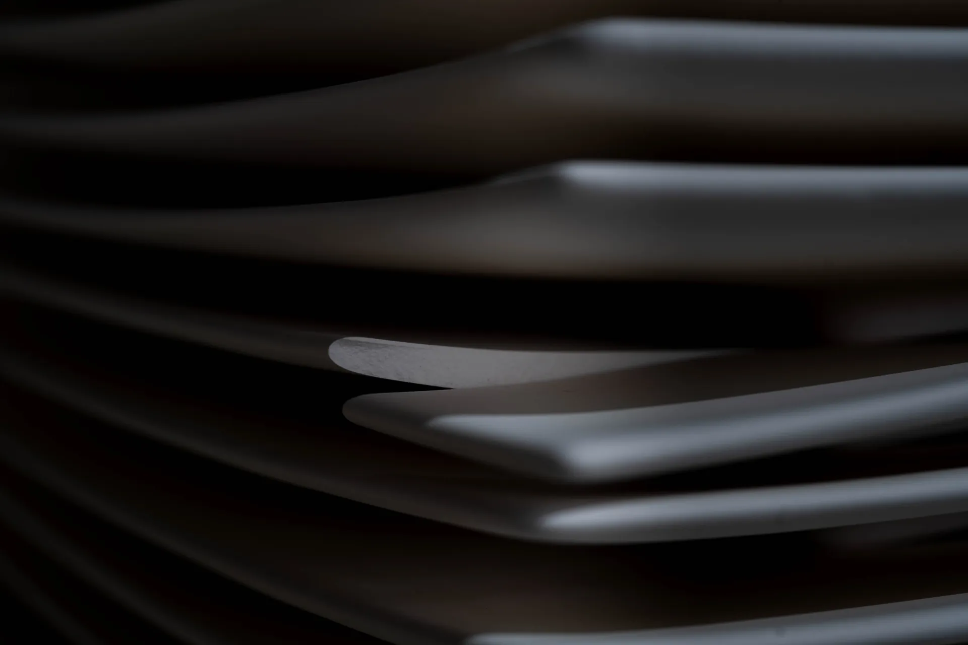 Poste de travail nocturne : lampe articulée, éponges, outils et moules sur établi dans l'obscurité