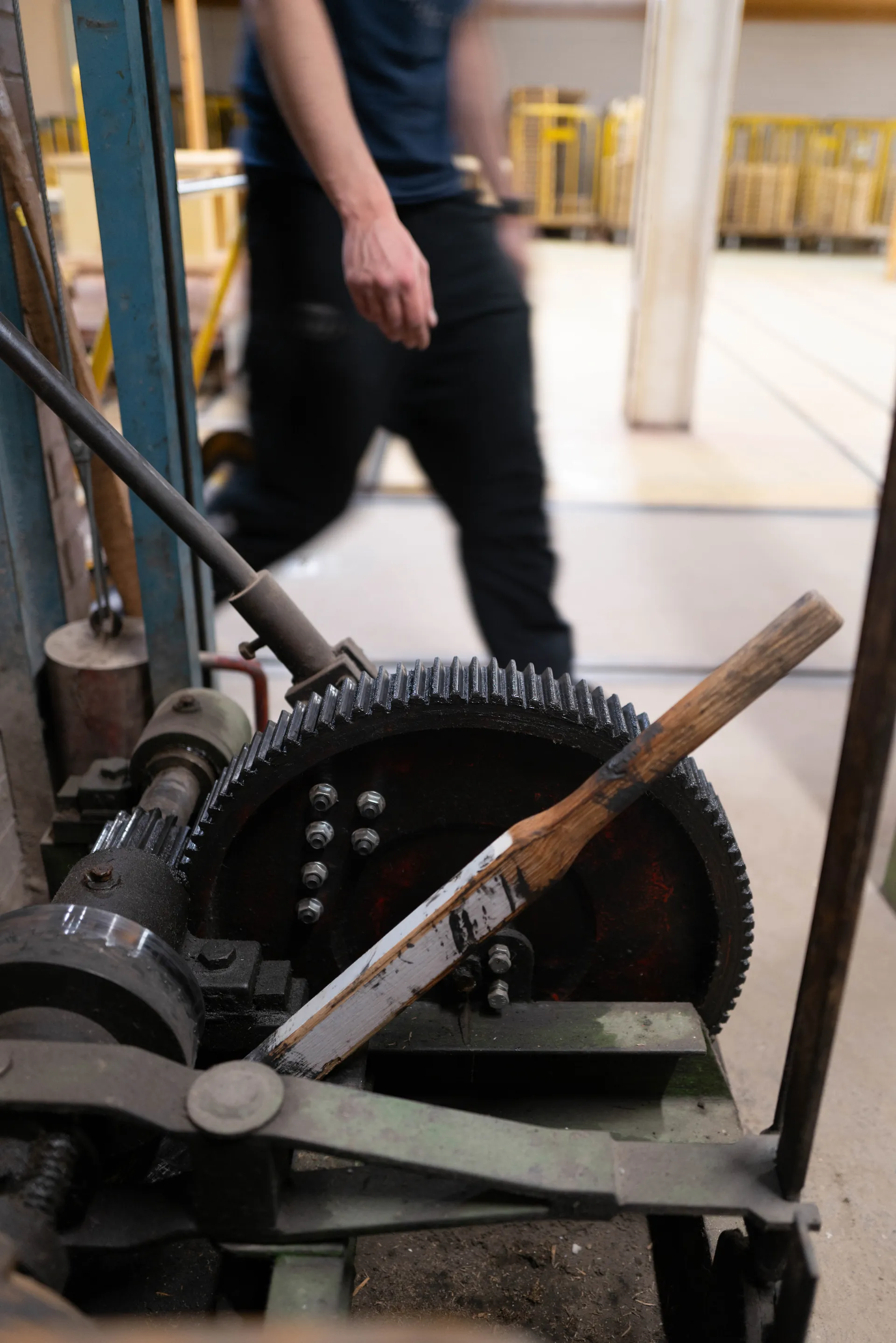 Pinceaux de peintre dans un pot, pinceau éventail net au premier plan, halo lumineux dans le noir