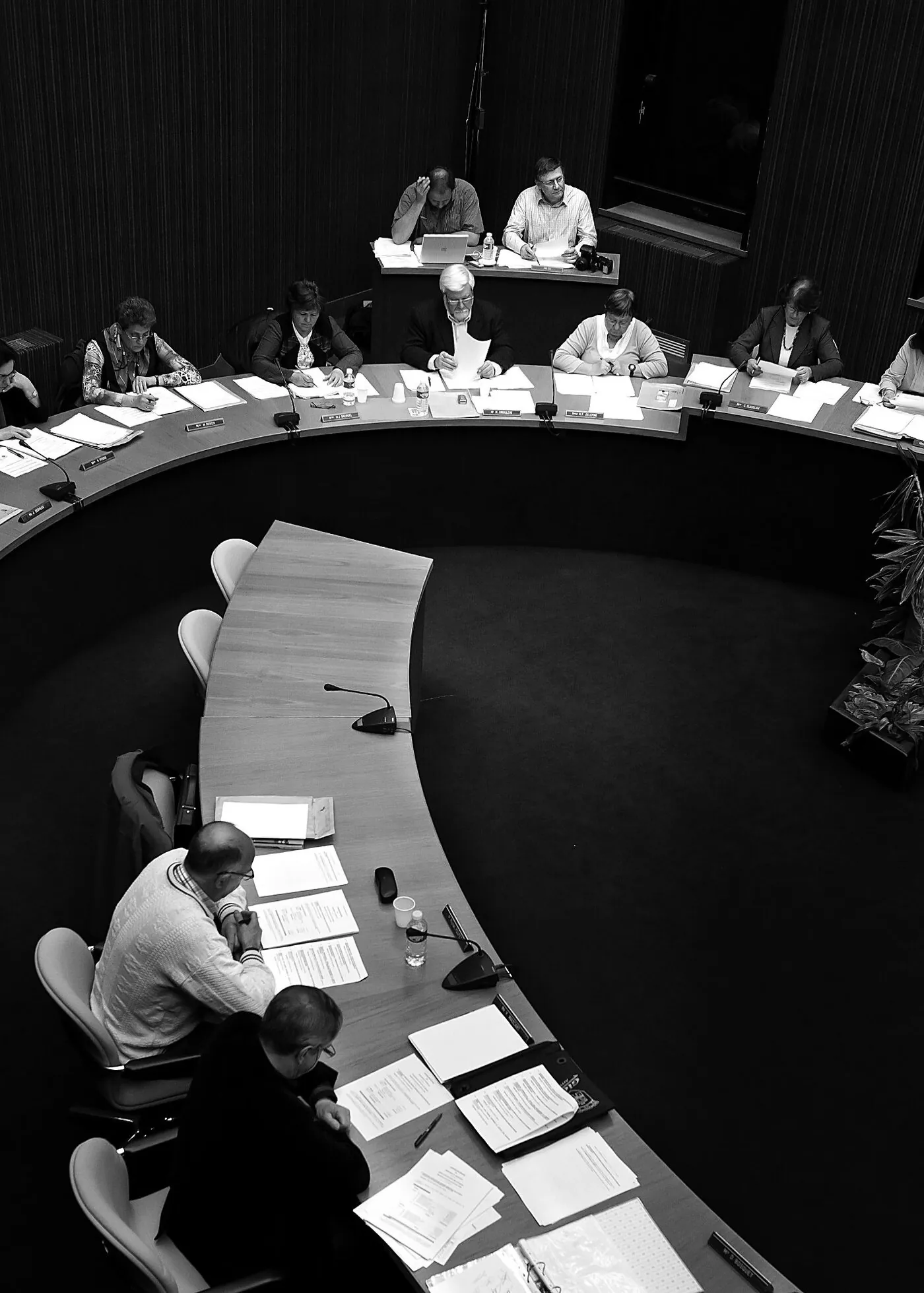 Lecteur tenant le Journal de Gien déployé dans sa cuisine, tasse au Petit Prince au premier plan