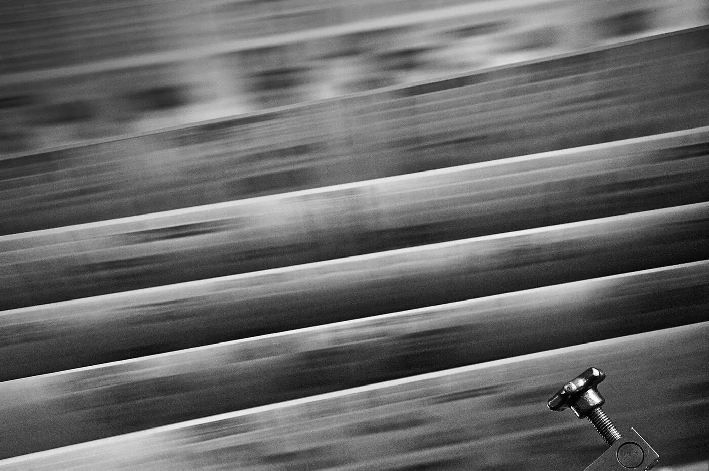 Distributeur chargeant des piles d'exemplaires du Journal de Gien dans un véhicule