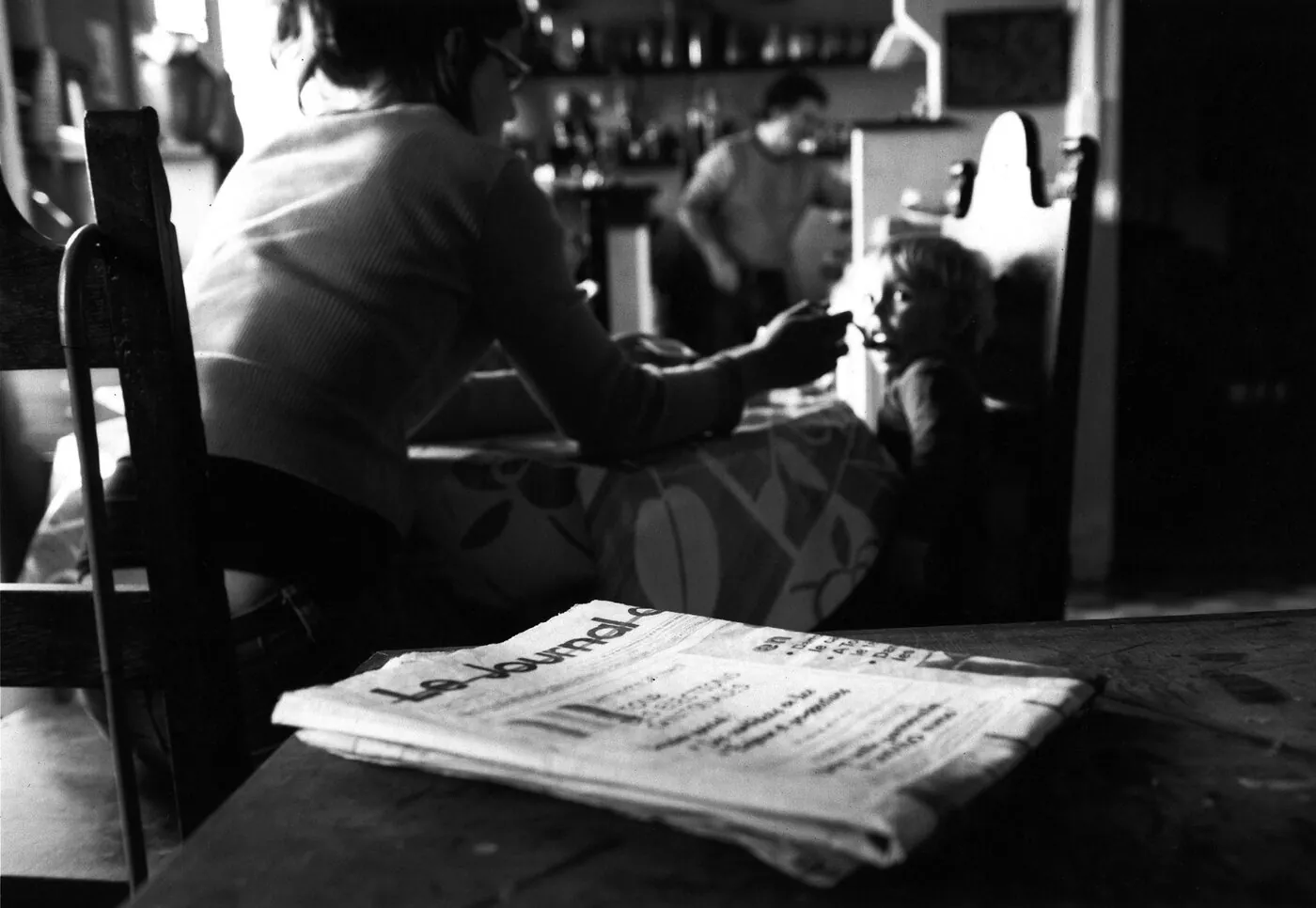 Ouvrier imprimeur contrôlant un exemplaire fraîchement sorti de presse