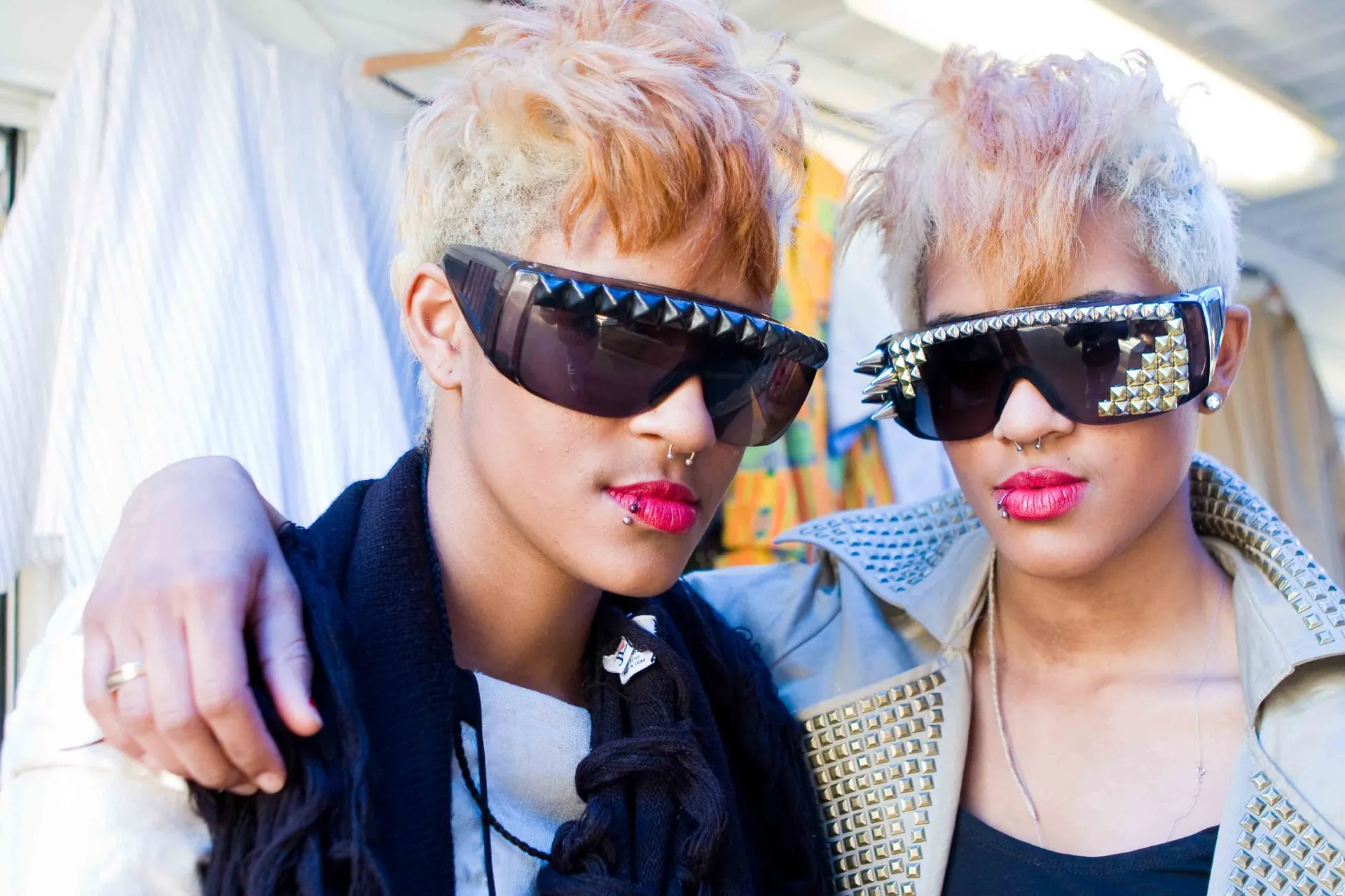 Groupe de New-Yorkais posant lors de l'Easter Parade, chapeau de cow-boy et lunettes fantaisie