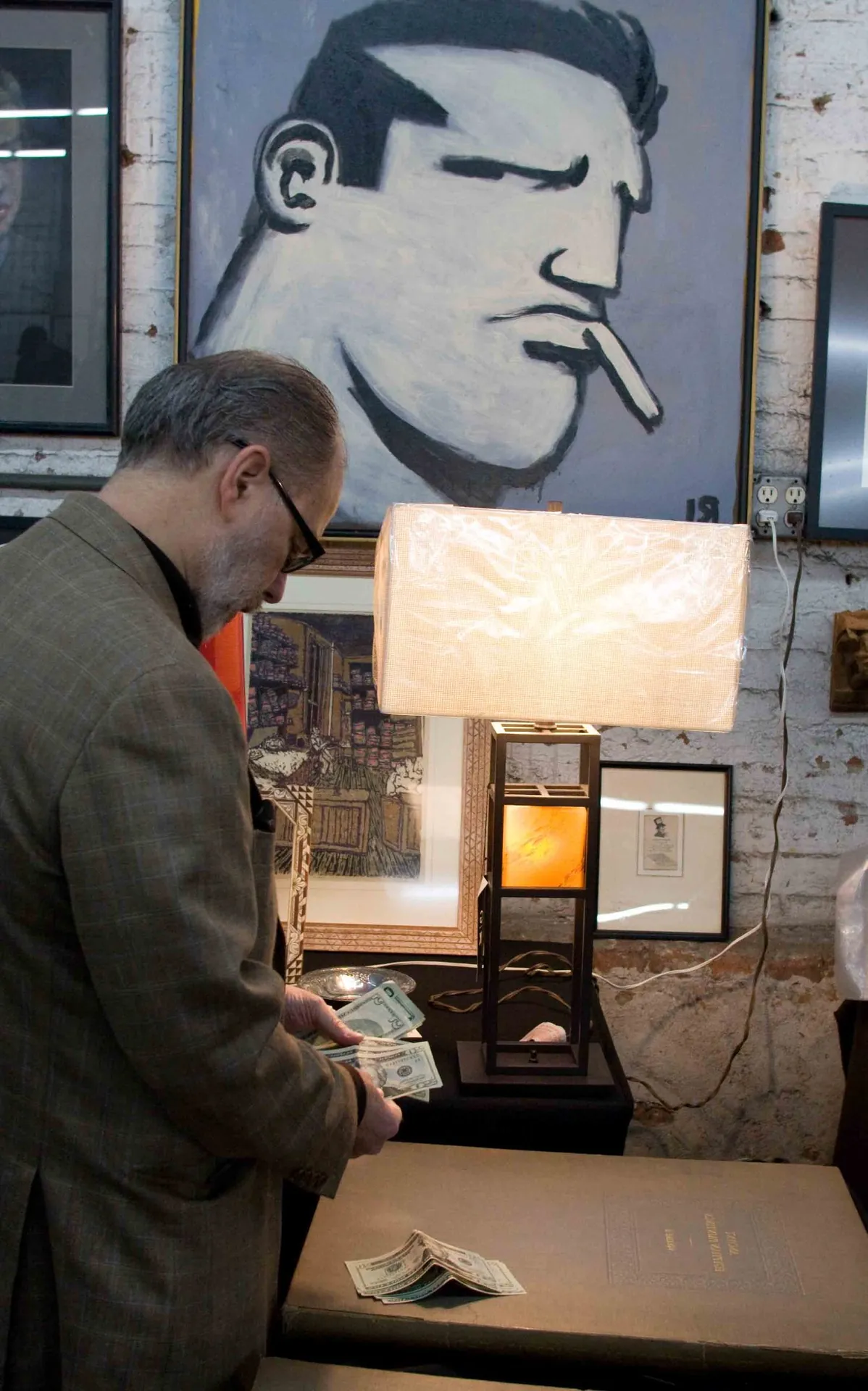 Profil d'une sculpture ou d'un buste dans une galerie new-yorkaise