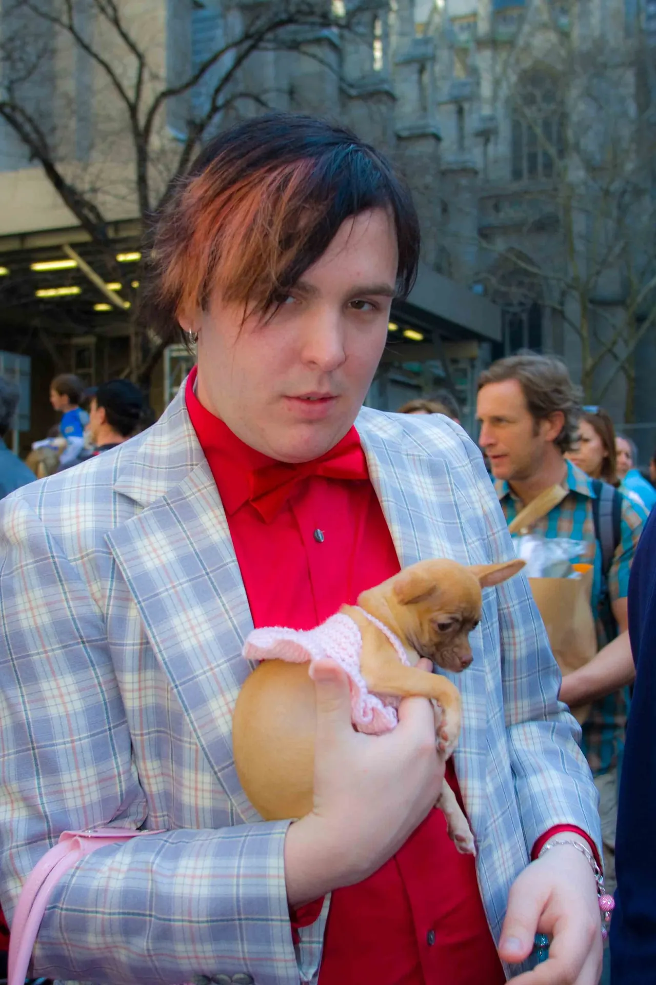 New-Yorkais·e en veste à carreaux portant un chihuahua en gilet rose, Easter Parade
