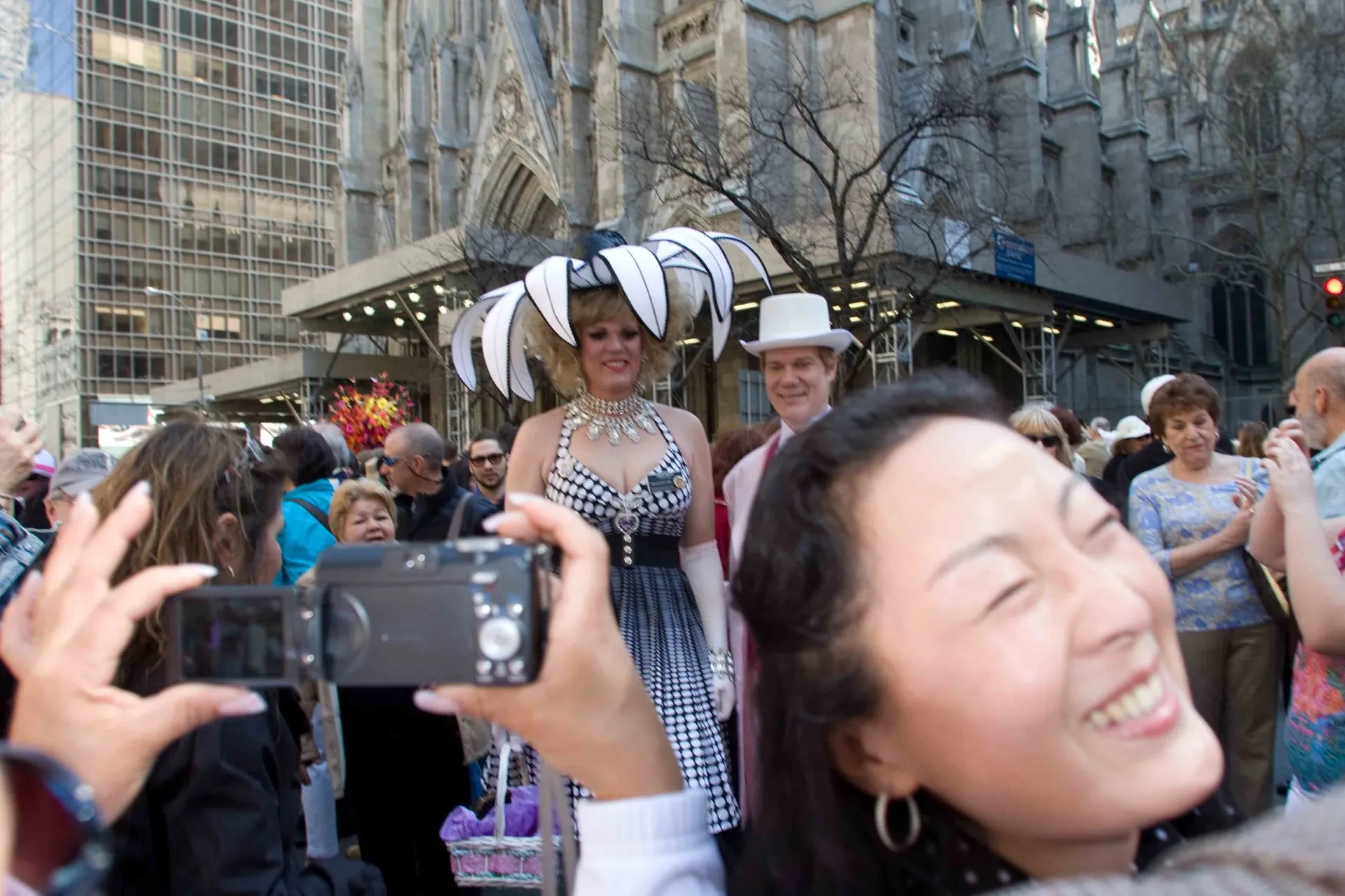 Groupe costumé à l'Easter Parade sur la 5th Avenue, lunettes fantaisie et plumes