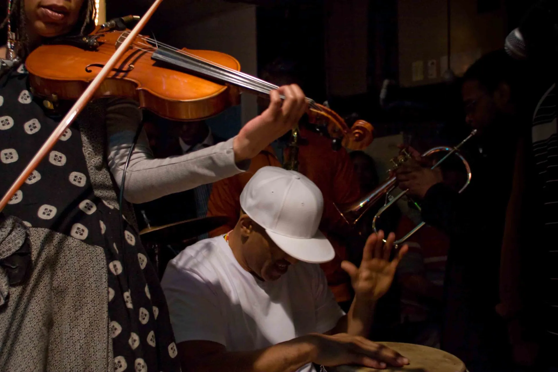 Jam session dans un club de jazz new-yorkais, violon, trompette et percussions