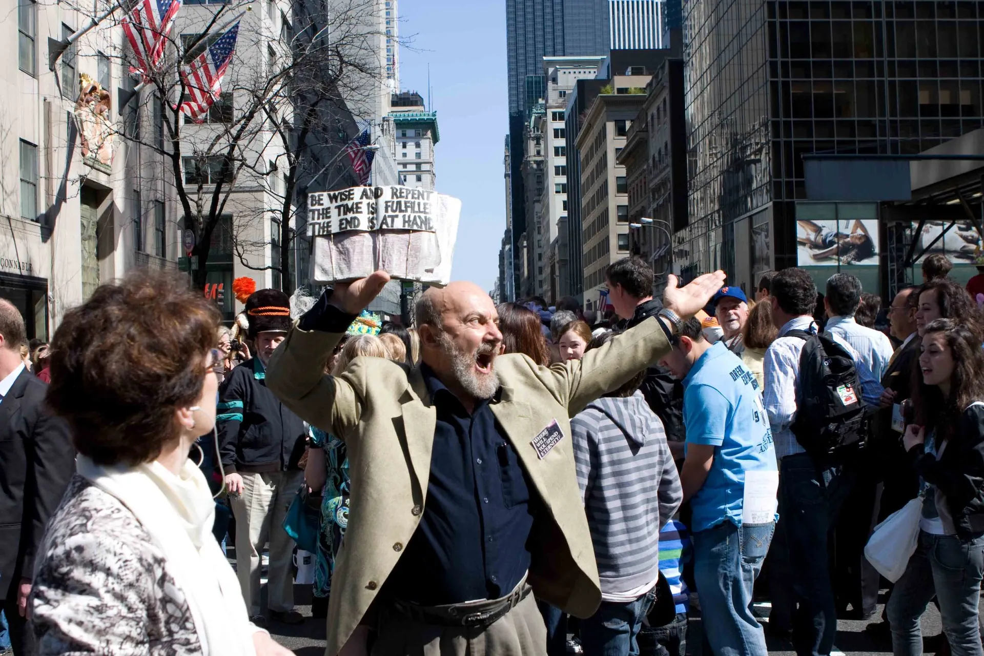 Couple posant avec des lunettes de soleil sur un toit de Brooklyn, skyline de Manhattan