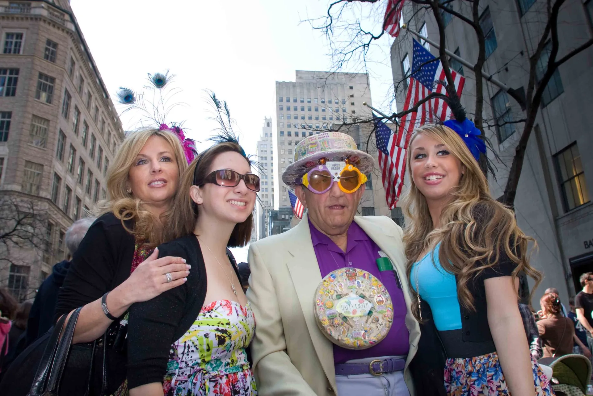 Participantes de l'Easter Parade sur la Cinquième Avenue, chapeaux extravagants
