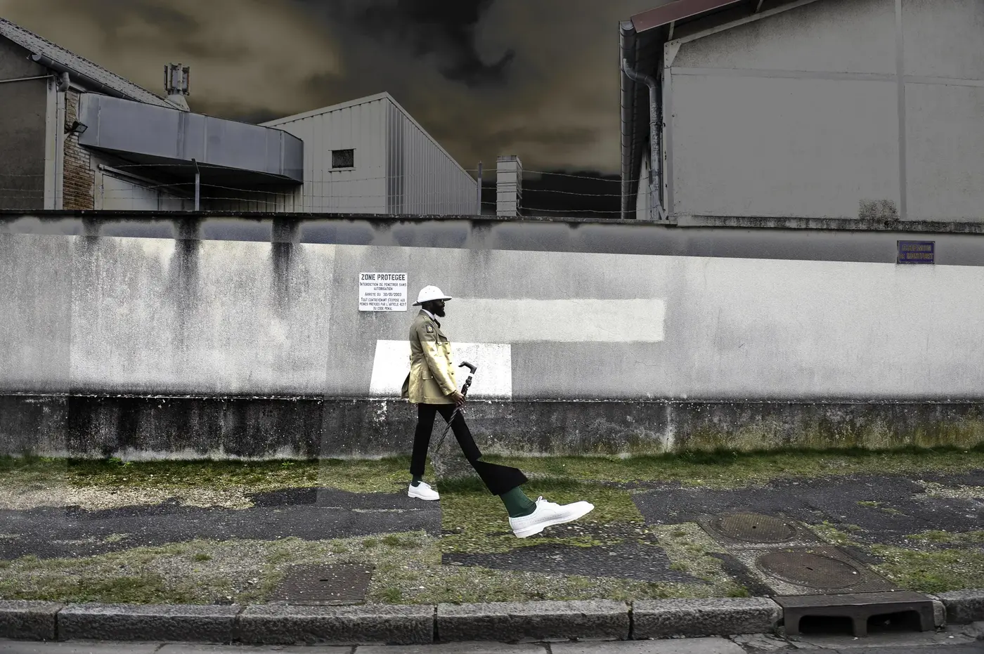 Fillette en robe noire dans un décor de studio, portrait créatif en pied