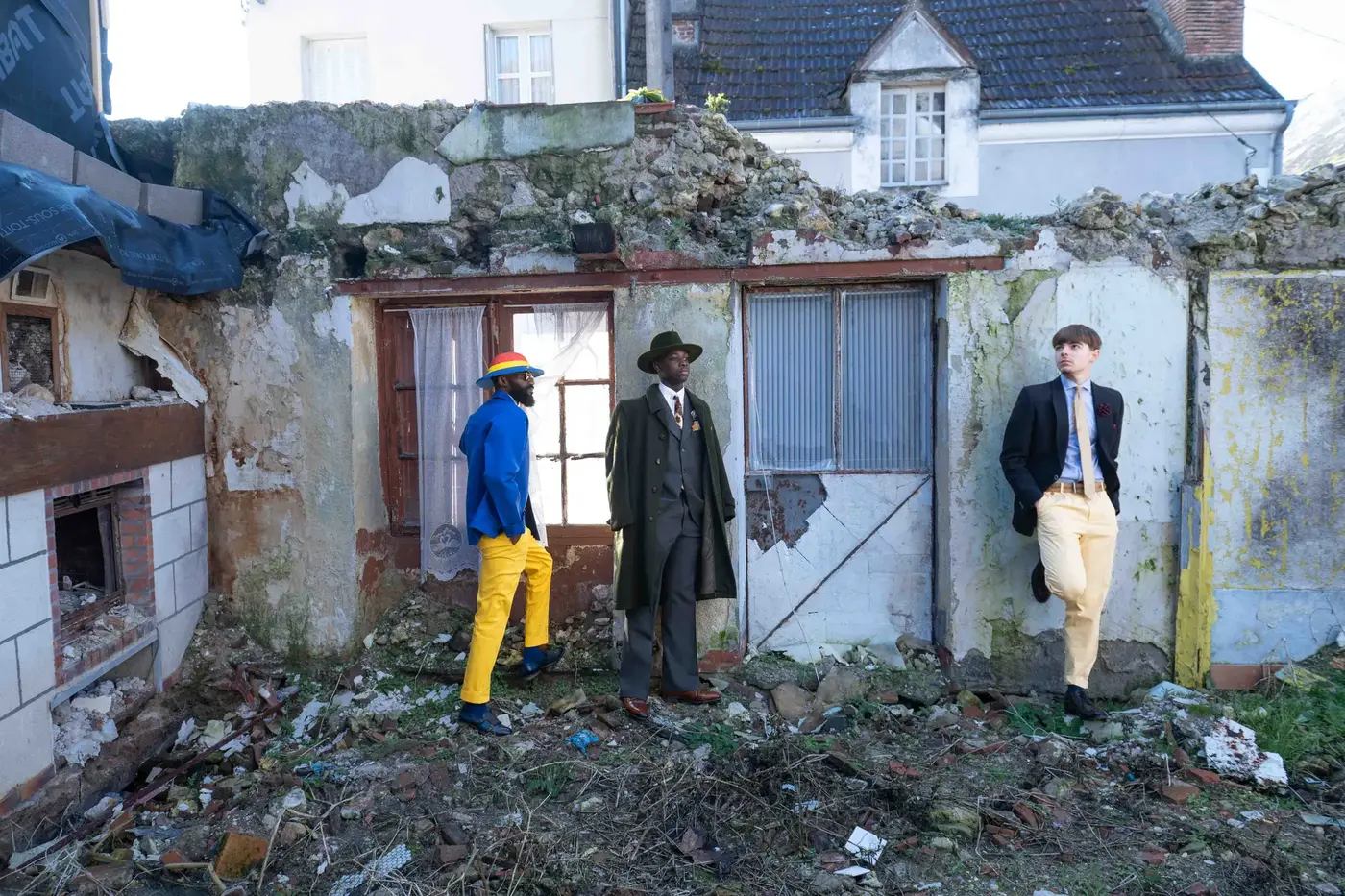 Basketteur habillé par Benny Tonda posant devant une façade colorée